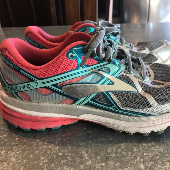 brooks shoes website